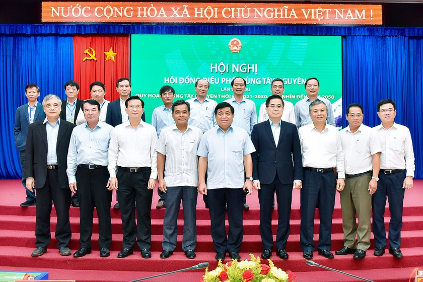 Bộ trưởng Bộ KH-ĐT Nguyễn Chí Dũng (hàng trước, thứ 5 từ phải sang) chụp ảnh cùng lãnh đạo các tỉnh trong vùng Tây Nguyên. Ảnh: Đức Thụy