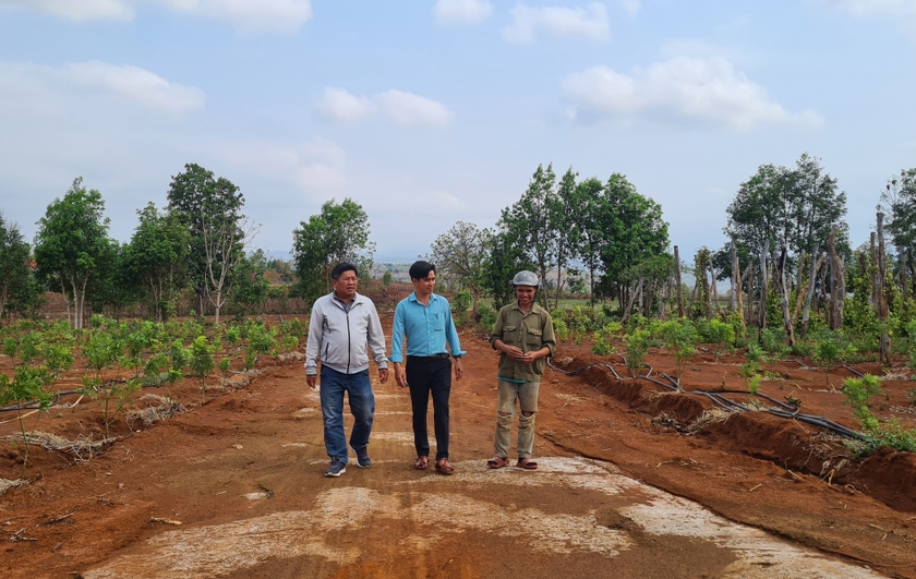 Người dân làng Ktu (xã Kon Chiêng, huyện Mang Yang) hiến đất để cùng Nhà nước làm đường ra khu sản xuất. Ảnh: N.D