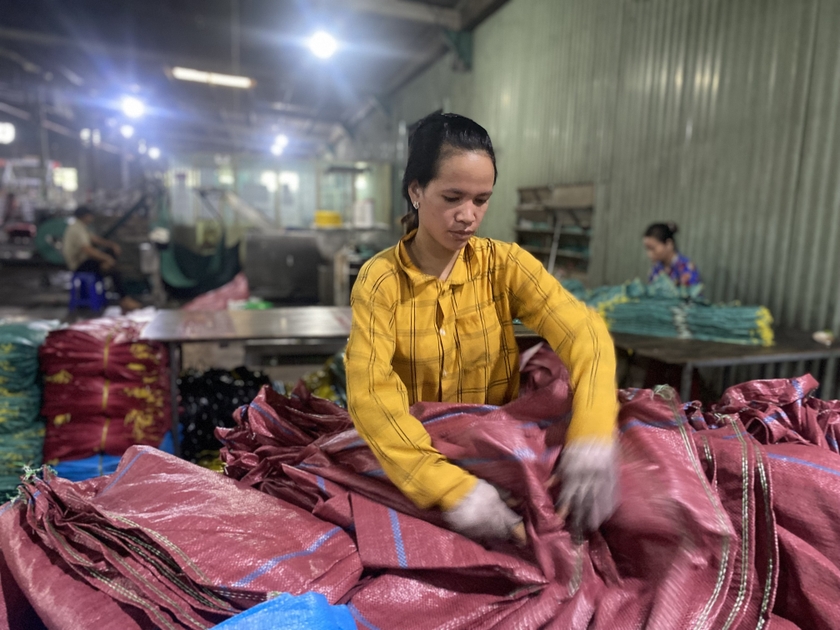 Bàn tay thoăn thoắt của công nhân làm việc tại nhà máy sản xuất bao bì của Công ty TNHH một thành viên Thiên Phúc Plastic. ảnh 1