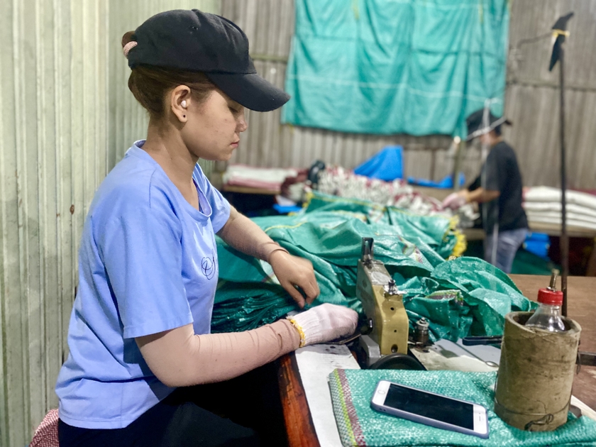 Chị Ksor H&apos;Khanh (sn 1999, trú tại làng Phung, xã Biển Hồ, TP. Pleiku) là công nhân may bao tải. Với mức lương 8 triệu đồng mỗi tháng, chị đã góp phần cùng với bố mẹ chăm lo cho các em. ảnh 7