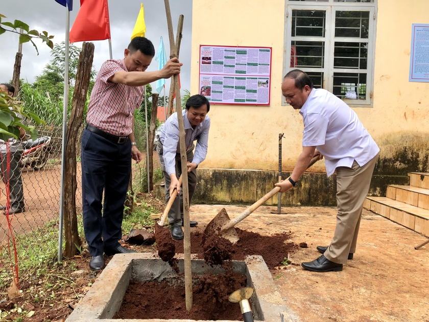 Phó Bí thư Tỉnh ủy Rah Lan Chung (bìa phải) trồng cây xanh tại Nhà sinh hoạt cộng đồng làng Thơ Ga B. Ảnh: Lê Nam ảnh 3