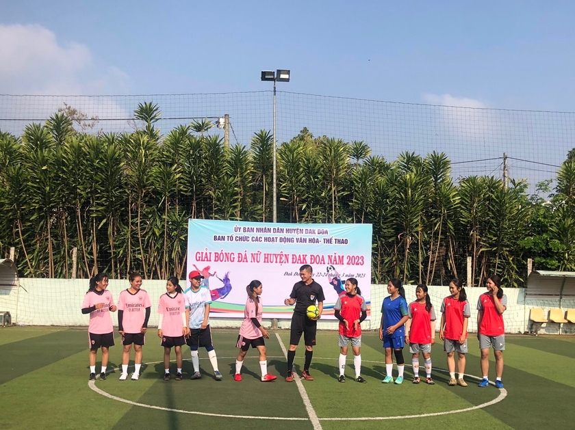 Hơn 70 cầu thủ nữ so tài ở Giải bóng đá nữ huyện Đak Đoa ảnh 1