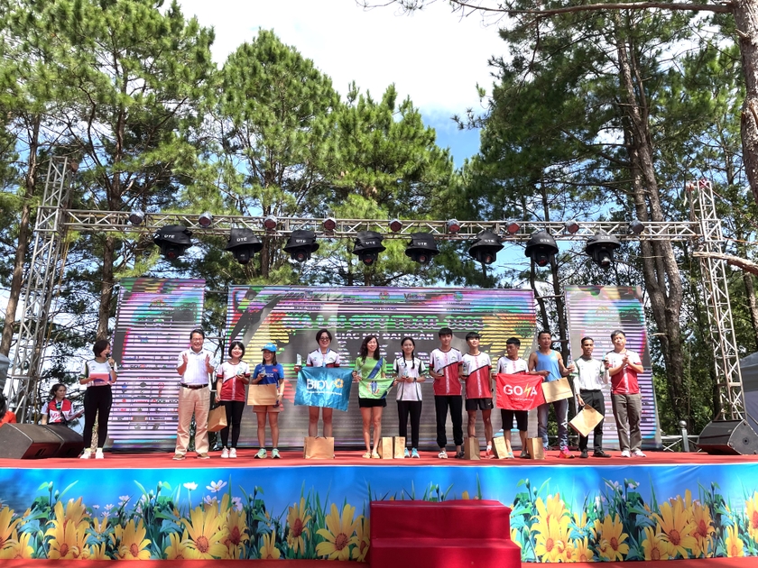 Ban tổ chức trao giải chung cuộc ở cự ly 21 km. Ảnh: Văn Ngọc