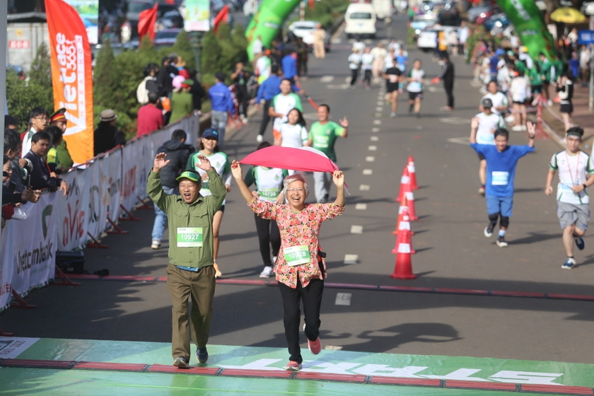 Cặp vợ chồng runner đã ngoài 70 tuổi vẫn tranh tài ở cự ly 10 km. Ảnh: Văn Ngọc