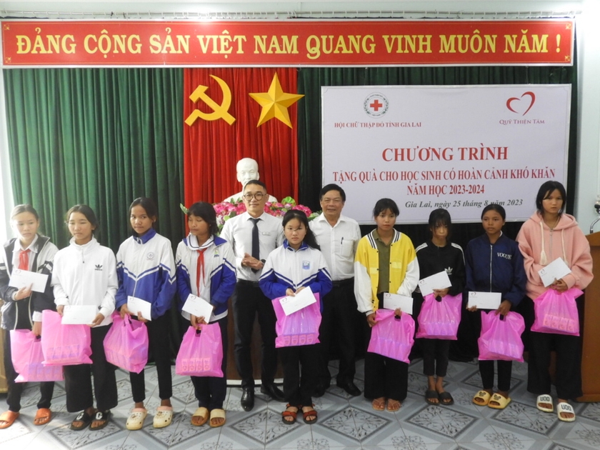Quỹ Thiện Tâm-Tập đoàn Vingroup tặng quà học sinh khó khăn tại Gia Lai ảnh 1