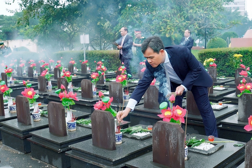 Gia Lai: Dâng hoa, dâng hương Chủ tịch Hồ Chí Minh và viếng các liệt sĩ nhân ngày 27-7 ảnh 5