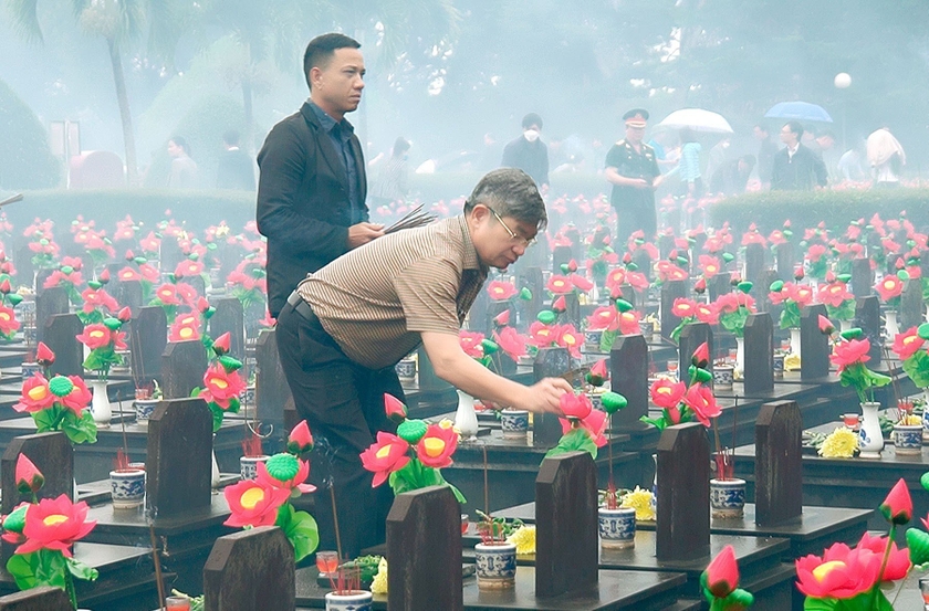Gia Lai: Dâng hoa, dâng hương Chủ tịch Hồ Chí Minh và viếng các liệt sĩ nhân ngày 27-7 ảnh 8