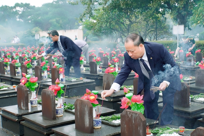 Gia Lai: Dâng hoa, dâng hương Chủ tịch Hồ Chí Minh và viếng các liệt sĩ nhân ngày 27-7 ảnh 6