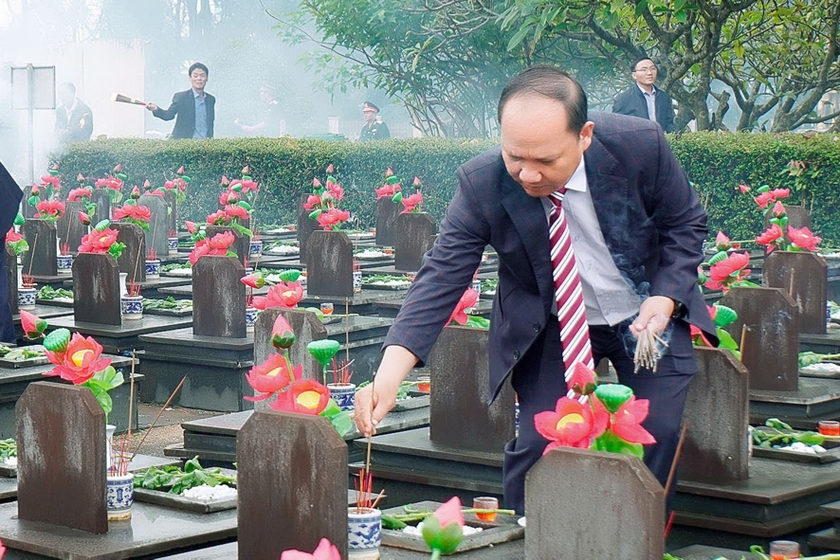 Gia Lai: Dâng hoa, dâng hương Chủ tịch Hồ Chí Minh và viếng các liệt sĩ nhân ngày 27-7 ảnh 7