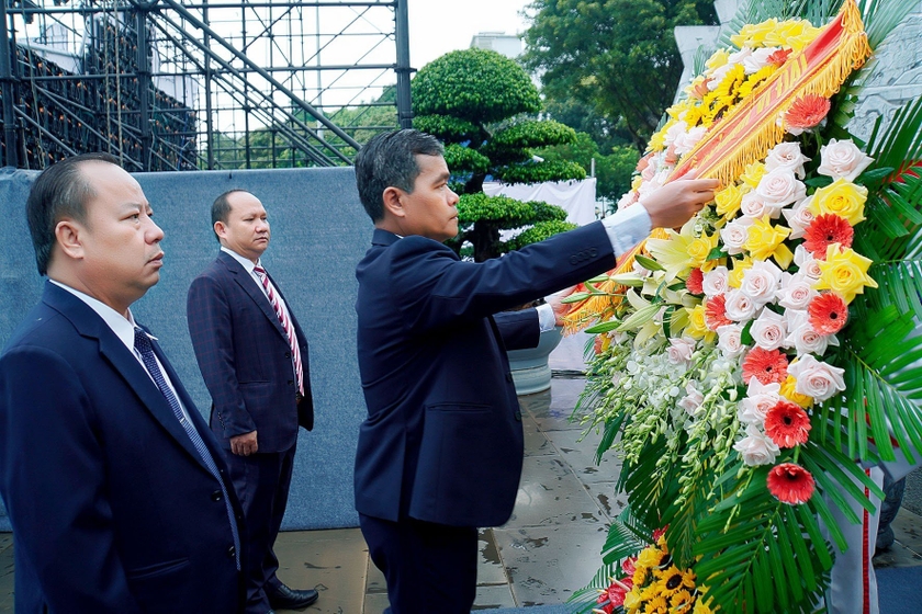 Gia Lai: Dâng hoa, dâng hương Chủ tịch Hồ Chí Minh và viếng các liệt sĩ nhân ngày 27-7 ảnh 1