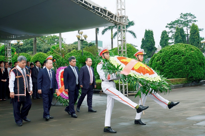 Gia Lai: Dâng hoa, dâng hương Chủ tịch Hồ Chí Minh và viếng các liệt sĩ nhân ngày 27-7 ảnh 4