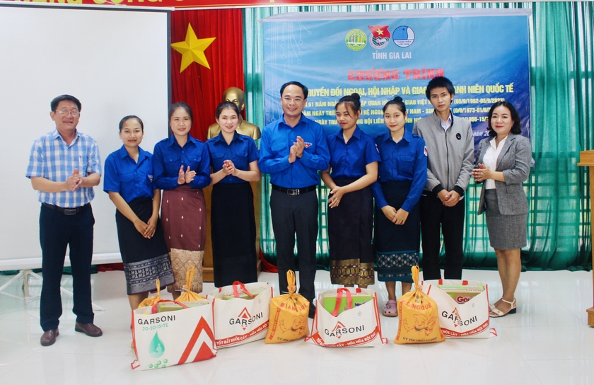 Các đơn vị trao quà cho 6 sinh viên Lào đang theo học tại Phân hiệu Trường Đại học Nông lâm TP. Hồ Chí Minh tại Gia Lai, Trường Cao đẳng Sư phạm Gia Lai. Ảnh: M.N ảnh 1