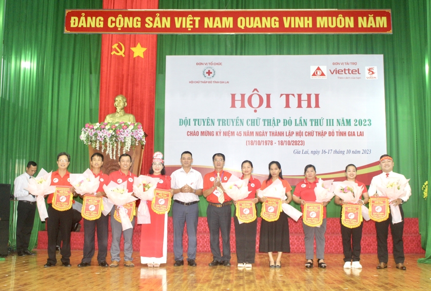 Ban tổ chức trao cờ lưu niệm cho các đội tham gia hội thi. Ảnh: P.L ảnh 1