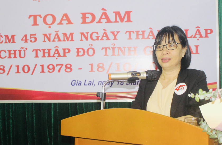 Phó Chủ tịch UBND tỉnh Nguyễn Thị Thanh Lịch phát biểu tại buổi tọa đàm kỷ niệm 45 năm ngày thành lập Hội Chữ thập đỏ tỉnh. Ảnh: P.L ảnh 1
