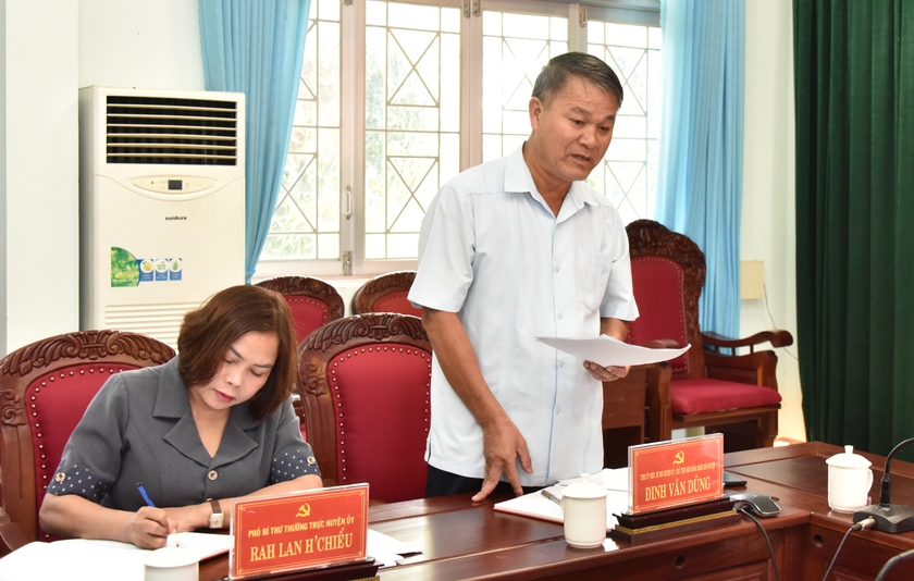 Bí thư Huyện ủy Chư Prông Đinh Văn Dũng báo cáo tại buổi làm việc. Ảnh: Đức Thụy