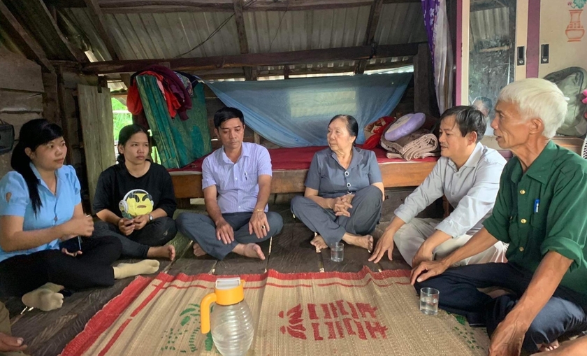 Chị Lợi (ngoài cùng bên trái) cùng Hội Khuyến học huyện và các Mạnh Thường Quân thăm hỏi, động viên em Nay H&apos;Ban (thứ 2 từ trái qua). Ảnh: P.D
