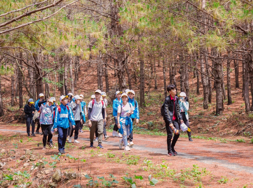 Học sinh Trường Tiểu học, THCS và THPT Sao Việt trải nghiệm tại Vườn Quốc gia Kon Ka Kinh (huyện Mang Yang). Ảnh: Hoàng Phương