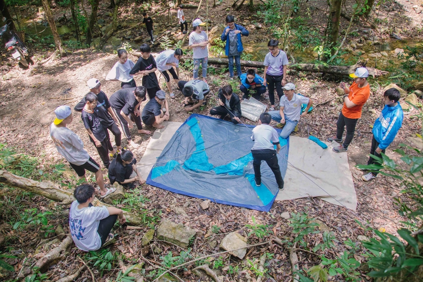Học sinh Trường Tiểu học, THCS và THPT Sao Việt thực hành kỹ năng cắm trại tại chuyến tham quan trải nghiệm. Ảnh: Hoàng Phương