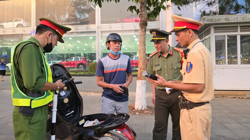 Lực lượng Cảnh sát giao thông tăng cường xử lý vi phạm nồng độ cồn dịp nghỉ lễ 30-4 và 1-5. Ảnh: Bá Bính