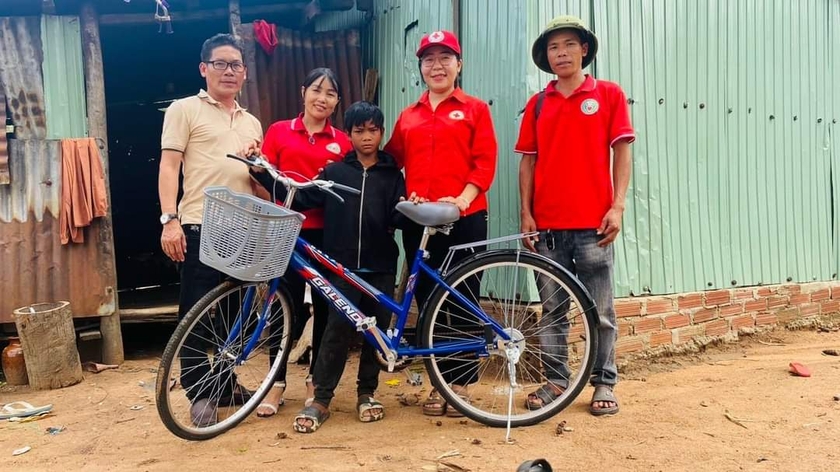 Hội Chữ thập đỏ huyện Kbang tặng xe đạp cho em Đinh Lâng (mồ côi cả cha mẹ, làng Cúc Tung, xã Tơ Tung). Ảnh: H.N