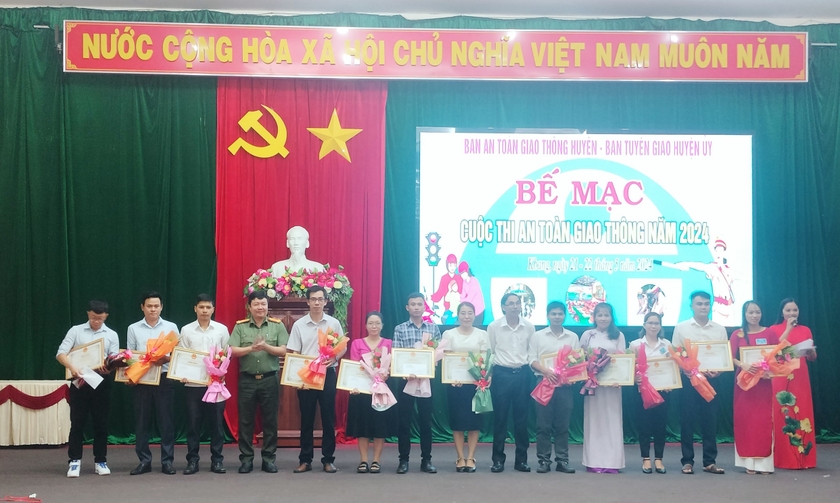 Ban tổ chức trao giải cho các đội xuất sắc tại cuộc thi. Ảnh: Minh Ngân