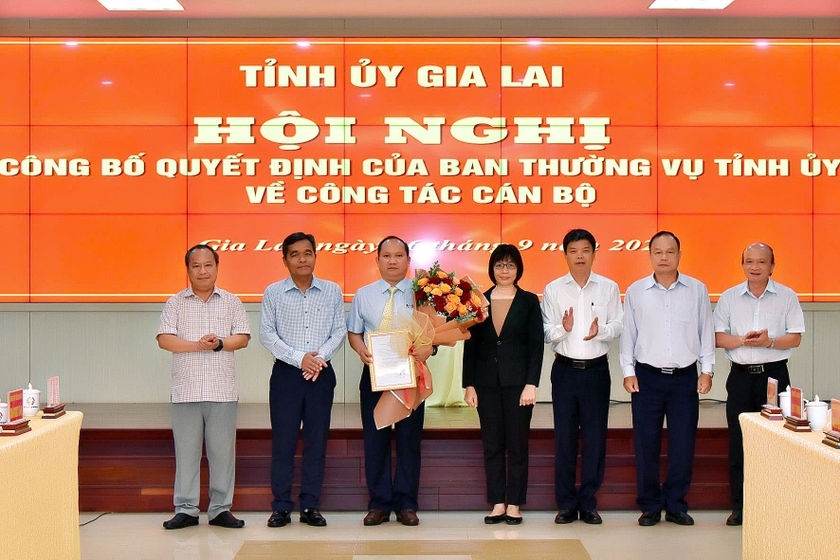 Các đồng chí Thường trực Tỉnh ủy tặng hoa chúc mừng Ban cán sự Đảng UBND tỉnh. Ảnh: Đức Thụy