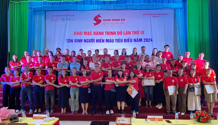 Quang cảnh buổi khai mạc Ngày hội hiến máu &quot;Giọt hồng cao nguyên&quot;. Đây là lần thứ 9 chương trình Hành trình Đỏ được tổ chức ở tỉnh Gia Lai. Ảnh: Lạc Hà