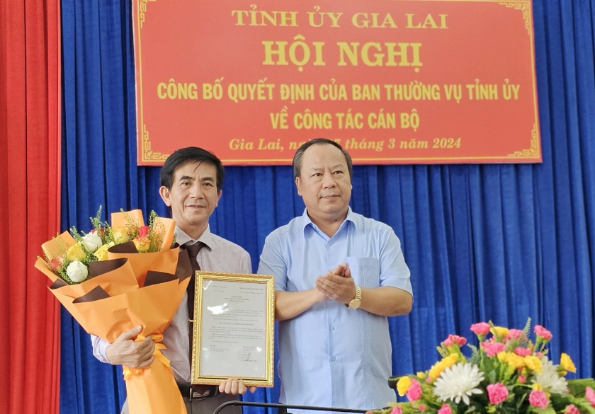 Phó Bí thư Thường trực Tỉnh ủy Châu Ngọc Tuấn (bìa phải) trao quyết định chuẩn y Phó Bí thư Thành ủy Pleiku cho đồng chí Võ Phúc Ánh. Ảnh: Ngọc Sang