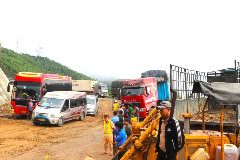 Lực lượng Cảnh sát giao thông Công an tỉnh Bình Định có mặt tại hiện trường để điều tiết giao thông. Ảnh: Ngọc Minh