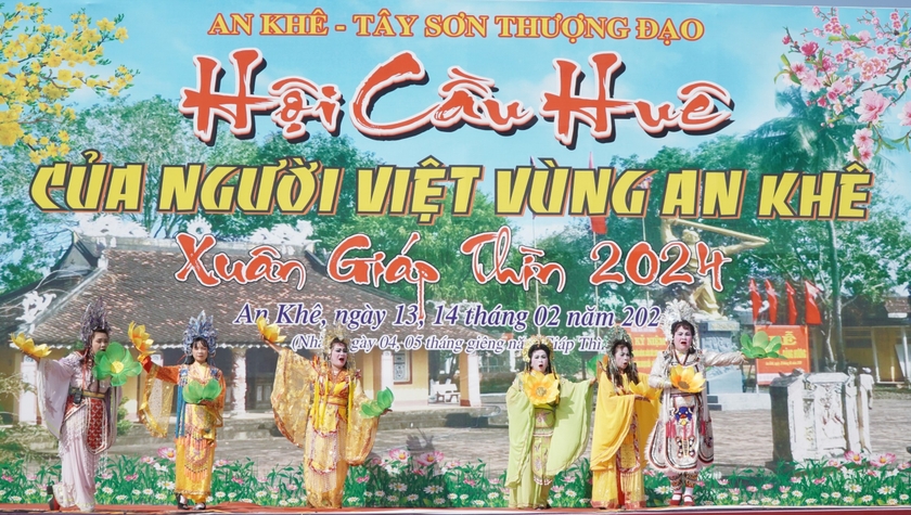 Tiết mục hát cầu Huê của do các nghệ nhân đoàn tuồng Nhơn Hưng (thị xã An Nhơn, tỉnh Bình Định) thực hiện. Ảnh: Đức Thụy