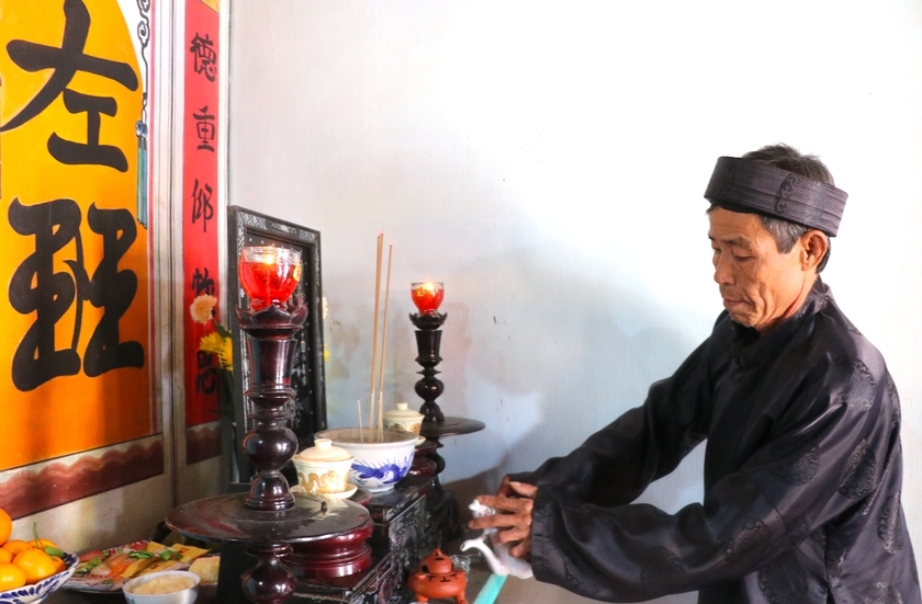 Thành viên Ban nghi lễ miếu An Xuyên (phường Tây Sơn, thị xã An Khê) dâng trà trước bàn thờ các vị thần linh. Ảnh: Ngọc Minh