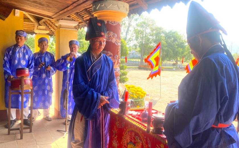 Lễ cúng Khai Sơn diễn ra theo nghi thức cúng đình truyền thống với nhạc lễ, dâng vật phẩm, góp phần làm giàu bản sắc văn hóa truyền thống vùng đất An Khê. Ảnh: Ngọc Minh