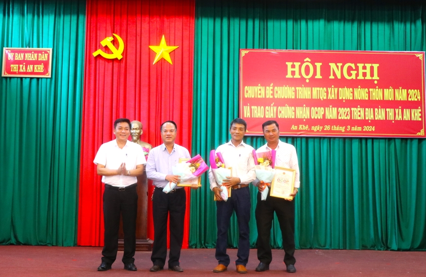 Ông Đặng Quốc Hoài Huy (bìa trái)-Phó Chủ tịch UBND thị xã An khê trao Giấy chứng nhận sản phẩm OCOP đạt 3 sao cấp huyện năm 2023 cho các chủ thể. Ảnh Ngọc Minh