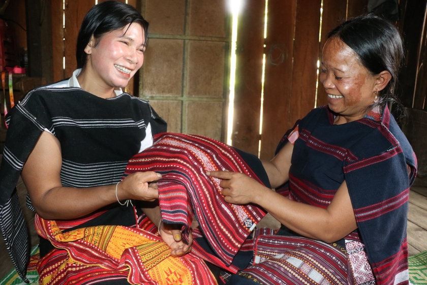 Phụ nữ làng Pốt gìn giữ nghề dệt thổ cẩm