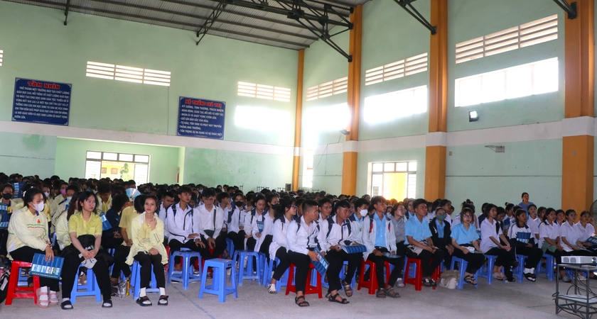 Có 500 học sinh khối 12 thuộc các trường THPT trên địa bàn thị xã An Khê được tuyên truyền về biển, đảo và tư vấn tuyển sinh năm 2024. Ảnh: Ngọc Minh