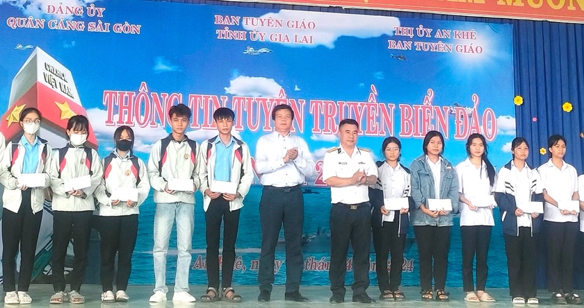 Đại diện Tổng Công ty Tân Cảng Sài Gòn và đại diện Sở Giáo dục và Đào tạo tỉnh Gia Lai trao học bổng cho học sinh. Ảnh: Ngọc Minh
