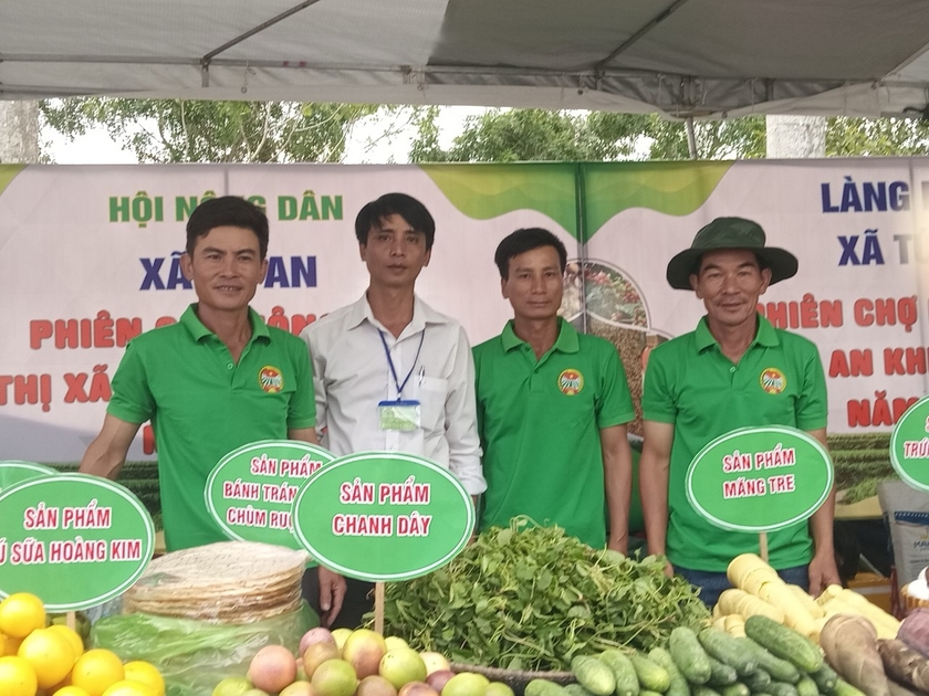 Hội viên nông dân xã Tú An, thị xã AN Khê trưng bày nông sản do mình sản xuất, trồng trọt. Ảnh: Ngọc Minh