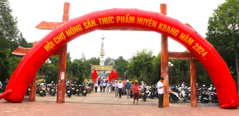 Hội chợ nông sản, thực phẩm vùng đồng bào dân tộc thiểu số và miền núi huyện Kbang diễn ra từ ngày 31-7 đến ngày 3-8, tại Công viên văn hóa huyện Kbang. Ảnh: Ngọc Minh