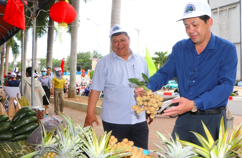 Lãnh đạo Huyện ủy Kbang tham quan gian hàng, tại Hội chợ nông sản, thực phẩm vùng đồng bào dân tộc thiểu số và miền núi huyện Kbang. Ảnh: Ngọc Minh