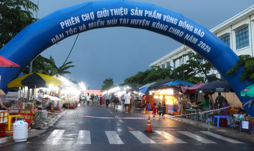 Phiên chợ diễn ra từ ngày 3 đến 5-8, tại đường Lê Hồng Phong (thị trấn Kông Chro), thu hút 4 ngàn lượt người dân đến tham quan, mua sắm. Ảnh: Ngọc Minh