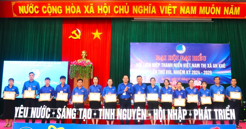 Tặng giấy khen các cá nhân có thành tích xuất sắc trong công tác Hội và phong trào thanh niên nhiệm kỳ 2019-2024. Ảnh: Ngọc Minh