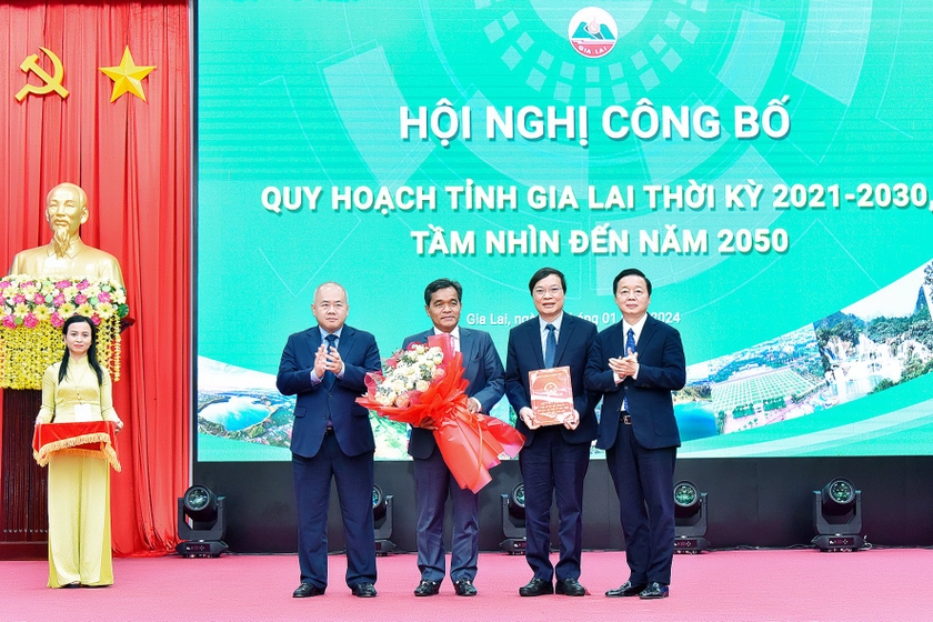 Phó Thủ tướng Chính phủ Trần Hồng Hà (bìa phải) trao Quyết định Quy hoạch tỉnh Gia Lai thời kỳ 2021-2030, tầm nhìn 2050. Ảnh: Đức Thụy