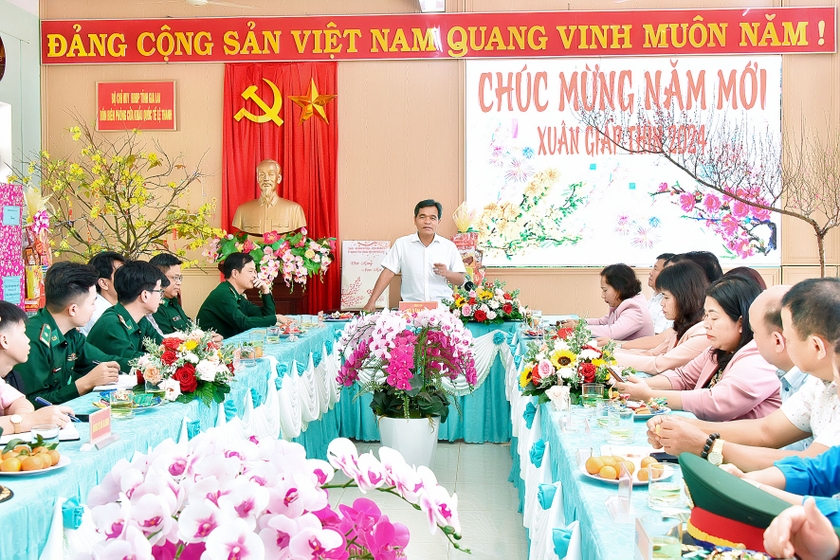 Bí thư Tỉnh ủy Hồ Văn Niên thăm, chúc Tết cán bộ, chiến sĩ Đồn Biên phòng Cửa khẩu Quốc tế Lệ Thanh (huyện Đức Cơ). Ảnh: Đức Thụy