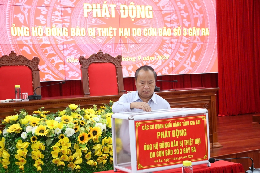 Phó Bí thư Thường trực Tỉnh ủy, Trưởng đoàn đại biểu Quốc hội tỉnh Châu Ngọc Tuấn chung tay ủng hộ giúp đỡ bà con miền Bắc bị thiệt hại do bão số 3 gây ra. Ảnh: Quang Tấn