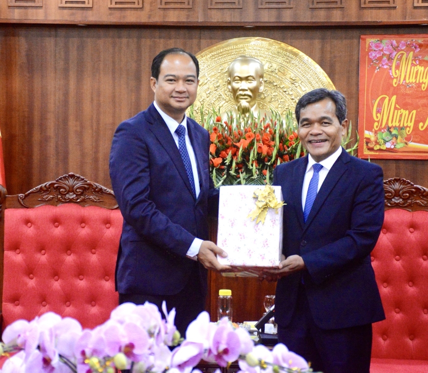 Tỉnh trưởng tỉnh Preah Vihear Kim Rithy (bìa trái) chúc Tết và tặng quà Thường trực Tỉnh ủy Gia Lai. Ảnh: Lam Nguyên