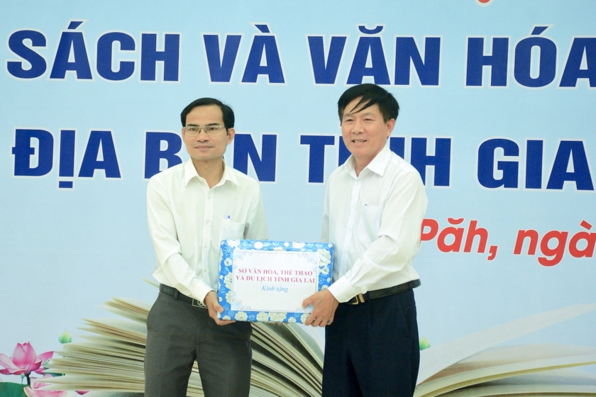 Ông Nguyễn Văn Hạnh, Phó Giám đốc Sở Văn hóa-Thể thao và Du lịch Gia Lai (bìa phải) tặng quà khuyến đọc cho Thư viện Trường THPT Mạc Đĩnh Chi. Ảnh: Lam Nguyên