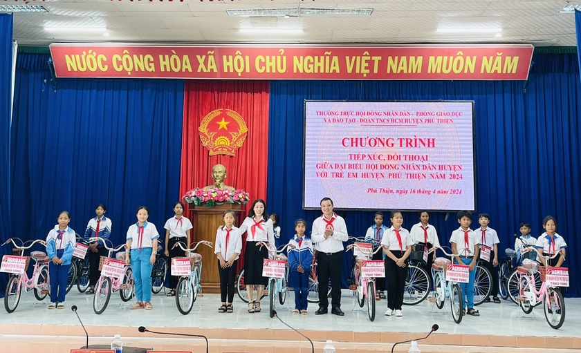 Ban tổ chức tặng 30 chiếc xe đạp cho các em học sinh vượt khó học giỏi của huyện. Ảnh: Vũ Chi