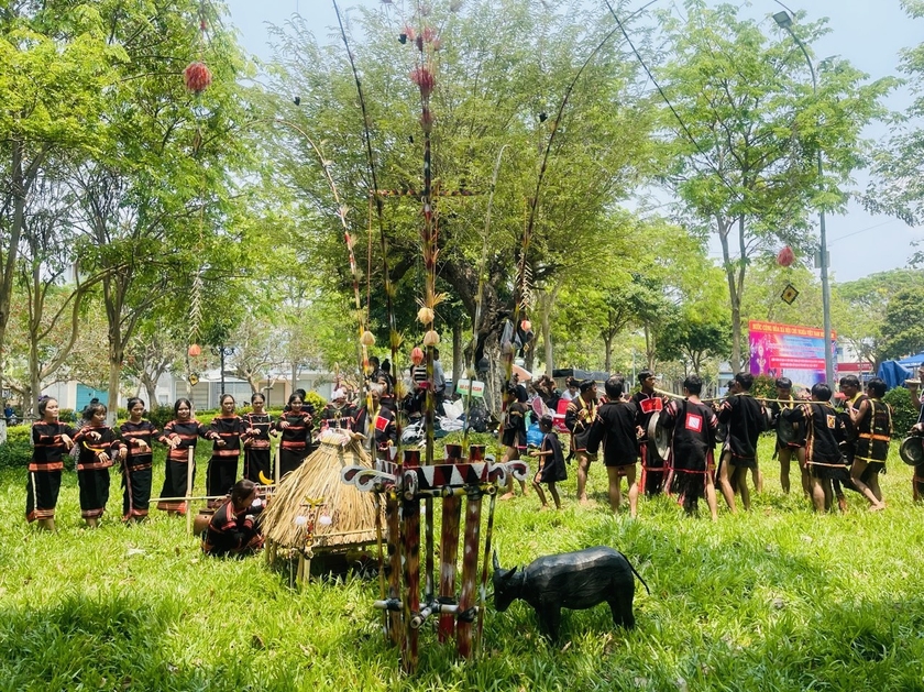 Đoàn nghệ nhân xã Chư Rcăm phục dựng lễ cúng bỏ mả. Ảnh: Vũ Chi