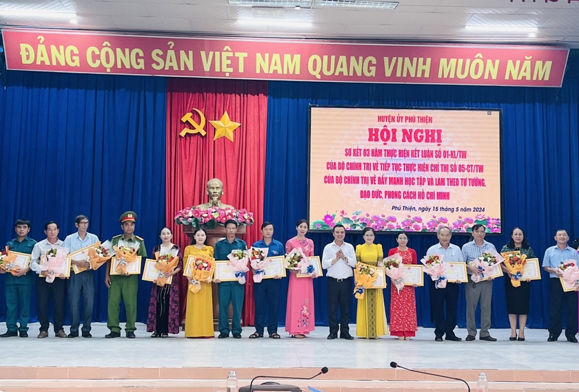 15 tập thể được Chủ tịch UBND huyện tặng giấy khen vì có thành tích xuất sắc trong học tập và làm theo tư tưởng, đạo đức, phong cách Hồ Chí Minh giai đoạn 2021-2023. Ảnh: Vũ Chi