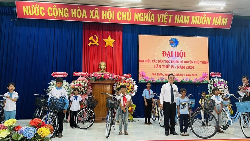 Ông Vũ Hồng Duy-Phó Bí thư Thường trực phụ trách Đảng bộ huyện Phú Thiện tặng quà các em học sinh nghèo vượt khó. Ảnh: Vũ Chi